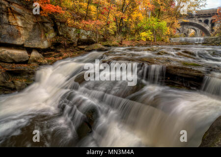 Berea fällt Ohio während der Spitzenzeiten fallen Farben. Dieser Wasserfall sieht es am besten mit peak Herbst Farben in den Bäumen. Stockfoto