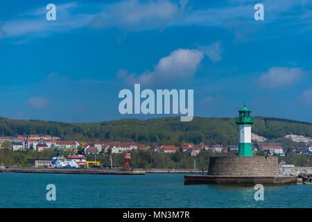 Der Hafen von Sassnitz, Pier mit Leuchtturm, Insel Rügen, Ostsee, Mecklenburg-Vorpommern, Deutschland, Europa Stockfoto