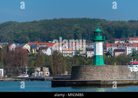 Der Hafen von Sassnitz, Pier mit Leuchtturm, Insel Rügen, Ostsee, Mecklenburg-Vorpommern, Deutschland, Europa Stockfoto