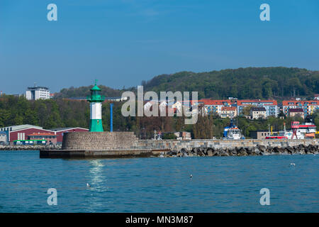 Der Hafen von Sassnitz, Pier mit Leuchtturm, Insel Rügen, Ostsee, Mecklenburg-Vorpommern, Deutschland, Europa Stockfoto