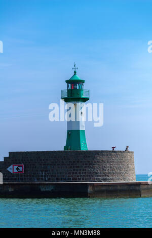 Der Hafen von Sassnitz, Pier mit Leuchtturm, Insel Rügen, Ostsee, Mecklenburg-Vorpommern, Deutschland, Europa Stockfoto