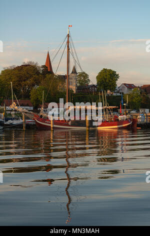 Blick auf den kleinen Hafen Altefähr Angeln auf der Insel Rügen Altefähr auf Rügen, Ostsee, Mecklenburg-Vorpommern, Deutschland, Europa Stockfoto