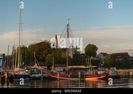 Blick auf den kleinen Hafen Altefähr Angeln auf der Insel Rügen Altefähr auf Rügen, Ostsee, Mecklenburg-Vorpommern, Deutschland, Europa Stockfoto