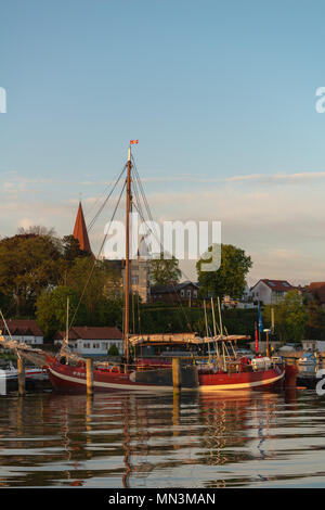 Blick auf den kleinen Hafen Altefähr Angeln auf der Insel Rügen Altefähr auf Rügen, Ostsee, Mecklenburg-Vorpommern, Deutschland, Europa Stockfoto