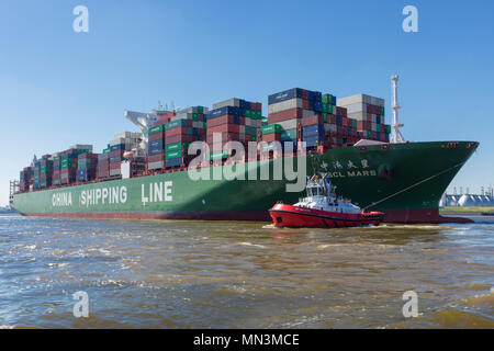 Tug Boat ZP BOXER manövrieren Containerschiff CSCL MARS zu seinen Liegeplatz im Hafen Hamburg Stockfoto