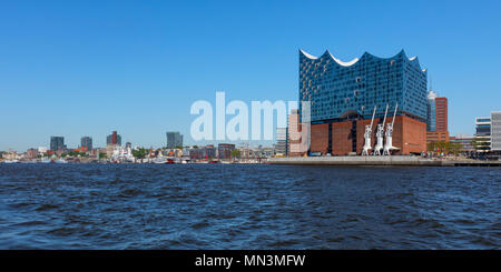 Panoramablick auf Hamburg Waterfront mit Elbphilharmonie im Vordergrund Stockfoto