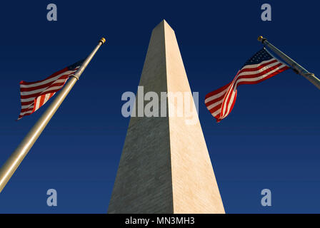 Das Washington Monument, flankiert von zwei amerikanische Flaggen. In Washington DC entlang der National Mall entfernt. Stockfoto