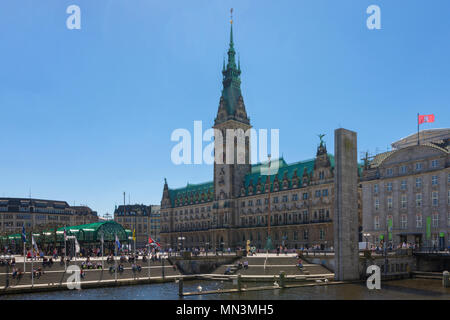 Hamburger Rathaus und Rathausmarkt Platz mit Alster im Vordergrund Stockfoto