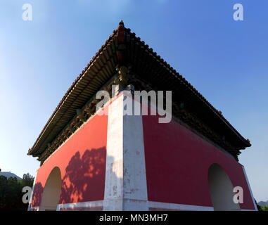 Eine Weitwinkelaufnahme eines typischen chinesischen Tempel in den Ming Gräbern Komplex, nordwestlich von Beijing, China. Stockfoto