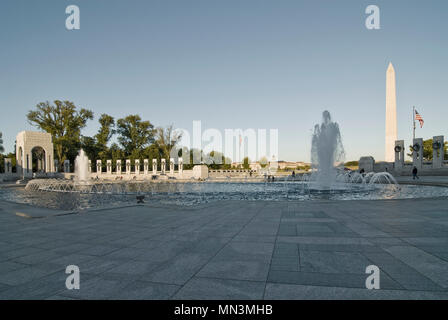 Die Weltkrieg-II-Denkmal. Das Washington Monument im Hintergrund gesehen werden. In Washington DC entfernt. Stockfoto