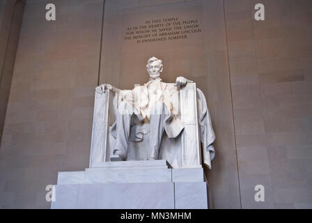 Ein Foto von Abraham Lincolns Statue im Lincoln Memorial. Auf der National Mall in Washington DC entfernt. Stockfoto