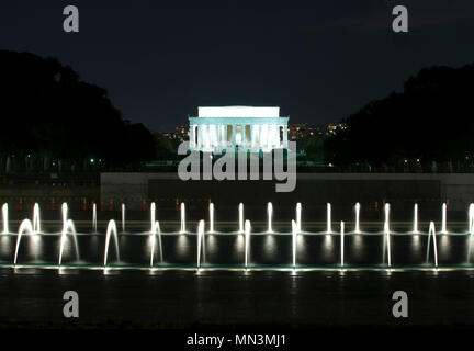 Das Lincoln Memorial als aus dem 2. Weltkrieg Memorial in Washington DC gesehen. Stockfoto