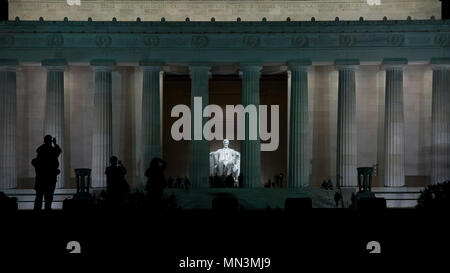 Eine nächtliche Schuss von Abraham Lincolns Statue im Lincoln Memorial. Auf der National Mall in Washington DC entfernt. Stockfoto
