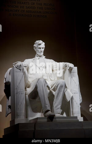 Hier mal einen Schuß von Abraham Lincolns Statue im Lincoln Memorial. Auf der National Mall in Washington DC entfernt. Stockfoto