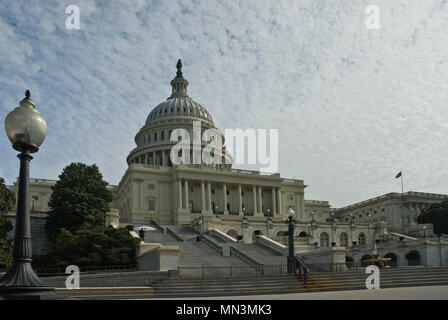 Ansicht von der Unterseite des t er Schritte vor der United States Capitol in Washington DC. Stockfoto