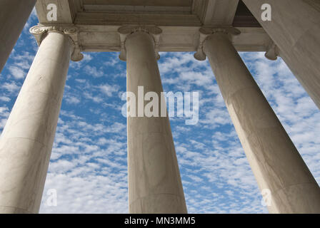 Marmor dorischen Säulen gegen einen schönen Blau, Wolke erfüllte Himmel am Jefferson Memorial in Washington DC. Stockfoto