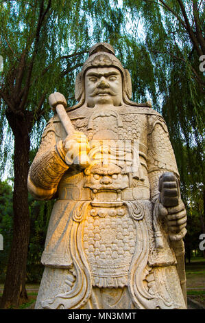 Einen verzierten Stein - Chinesische Krieger Statue in einem Park in der Nähe des Ming Gräber geschnitzt, nordwestlich von Beijing, China. Stockfoto