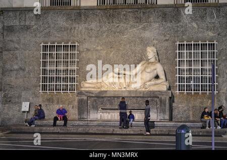 Turin, Piemont, Italien. 12. Mai 2018. Piazza CLN, der Springbrunnen Statue mit der Darstellung der Fluss Dora Riparia. Touristen. Stockfoto