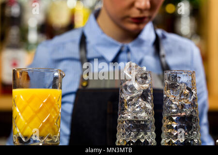 Der Barkeeper in der Bar an der Bar Cocktails vorbereitet Stockfoto