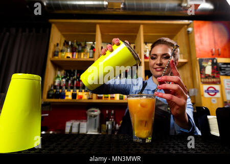 Der Barkeeper in der Bar an der Bar Cocktails vorbereitet Stockfoto