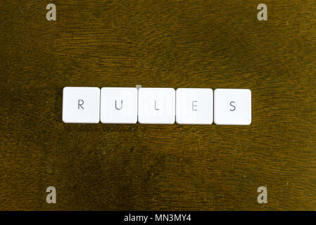 Regeln Wort auf Kunststoff Tastatur Alphabet mit dunklem Hintergrund geschrieben Stockfoto
