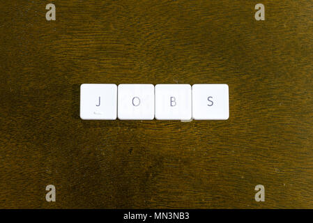 JOBS Wort auf Kunststoff Tastatur Alphabet mit dunklem Hintergrund geschrieben Stockfoto