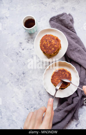 Quinoa Pfannkuchen Stack, hellen Hintergrund Stockfoto