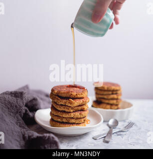 Quinoa Pfannkuchen Stack, hellen Hintergrund Stockfoto