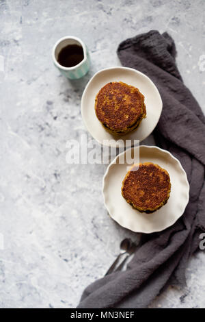 Quinoa Pfannkuchen Stack, hellen Hintergrund Stockfoto