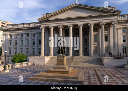 Statue von Albert Gallatin, Finanzminister, Finanzministerium, Washington DC, USA, Nordamerika Stockfoto