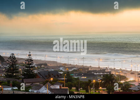 Panoramablick auf die wohlhabenden Beach Resort Stadt Santo Domingo auch bekannt als Rocas de Santo Domingo, V Region, Chile Stockfoto