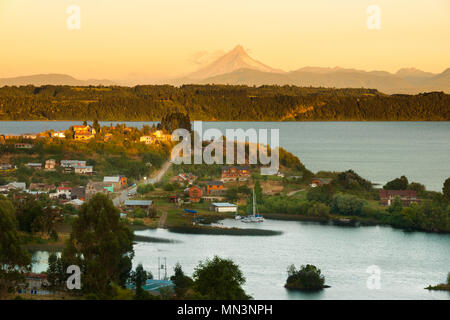 Blick auf die kleine Stadt Puerto Octay am Ufer des Llanquihue Sees im südlichen Chile im chilenischen Seengebiet. Stockfoto