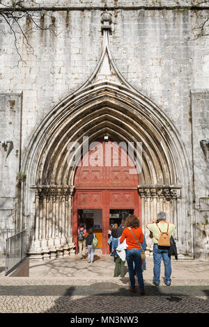 Kloster Carmo Lissabon, Ansicht von Touristen Anstellen an der gotische Eingang zum Convento do Carmo Largo (Quadrat) Carmo im Bairro Alto Viertel. Stockfoto