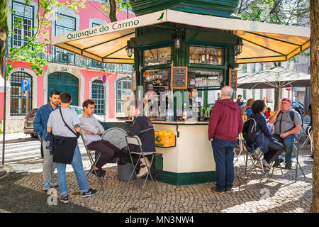 Lissabonner Platz, Blick im Frühling auf Menschen, die sich an einem beliebten Kiosk in einer Ecke des Largo do Carmo im Bairro Alto Viertel von Lissabon, Portugal, entspannen. Stockfoto