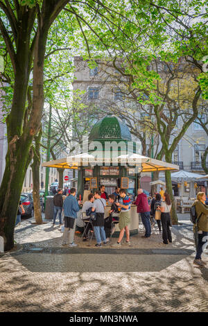 Kiosk Lissabon, Blick im Frühling auf die Menschen an einem beliebten Kiosk in einer Ecke des Largo do Carmo im Bairro Alto Viertel von Lissabon, Portugal. Stockfoto