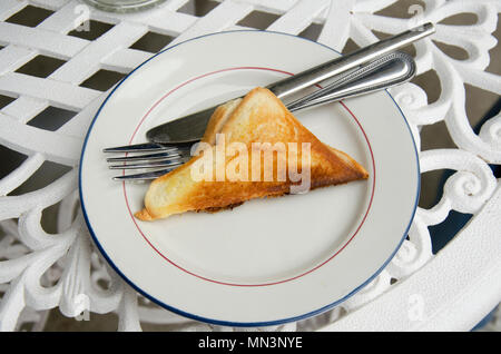 Warme sandwiches Thunfisch auf Platte in Restaurant in Thailand Stockfoto