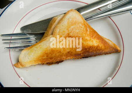 Warme sandwiches Thunfisch auf Platte in Restaurant in Thailand Stockfoto