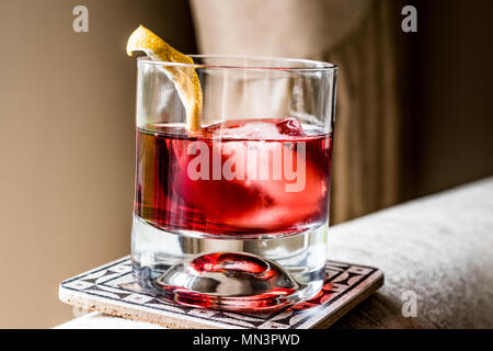Negroni Cocktail mit Zitronenschale und Eis. Beverage Konzept. Stockfoto
