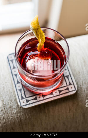 Negroni Cocktail mit Zitronenschale und Eis. Beverage Konzept. Stockfoto