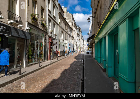 Eine Frau, die zu Fuß entlang der Rue Mouffetard, Paris, Frankreich Stockfoto