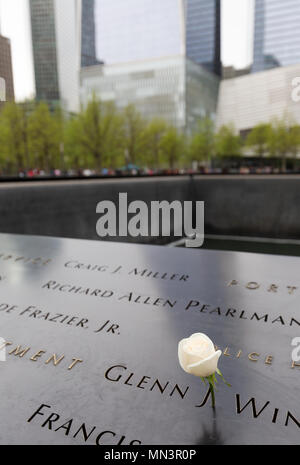 Blumen links in Gedenken an die Opfer des 11. September 2001 Angriff; das Denkmal 9/11 Pools, Downtown New York, New York City, USA Stockfoto