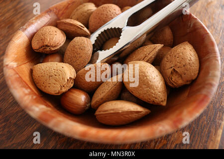 Eine Auswahl der Nüsse ohne Schale in eine Schüssel geben. Stockfoto