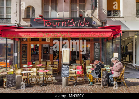 Ein paar draußen sitzen TournBride auf der Rue Mouffetard zu Mittag essen, Paris, Frankreich Stockfoto
