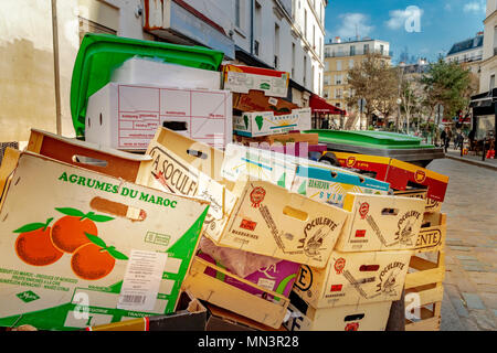 Hölzerne Obstkisten, Kästen und andere Pappkartons stapelten sich an der Seite der Rue Mouffetard, einer Straße in Paris, Frankreich Stockfoto