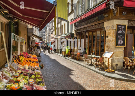 Ein Obststand mit Obst und Gemüse mit Le Mouffetard , ein Restaurant in der Rue Mouffetard, Paris, Frankreich Stockfoto