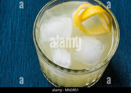 New Yorker Cocktail mit Zitronenschale und Eis. Beverage Konzept. Stockfoto