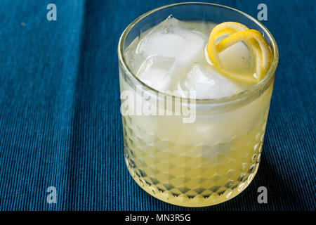 New Yorker Cocktail mit Zitronenschale und Eis. Beverage Konzept. Stockfoto