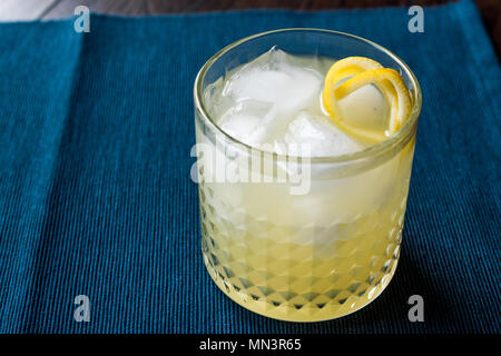 New Yorker Cocktail mit Zitronenschale und Eis. Beverage Konzept. Stockfoto