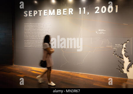 Eine Besucherin am 11. September Gedenkstätte und Museum, Downtown New York, New York City, USA Stockfoto