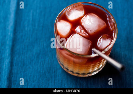 New Yorker Cocktail mit Zitronenschale und Eis. Beverage Konzept. Stockfoto